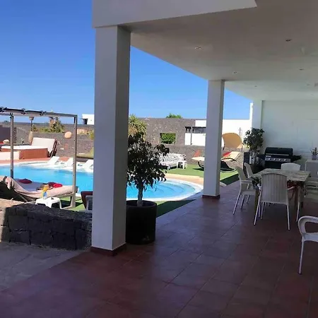 Stunning 5 Star Villa- 5 Mins Village Marina וילה