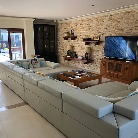 Stunning 5 Star Villa- 5 Mins Village Marina וילה *