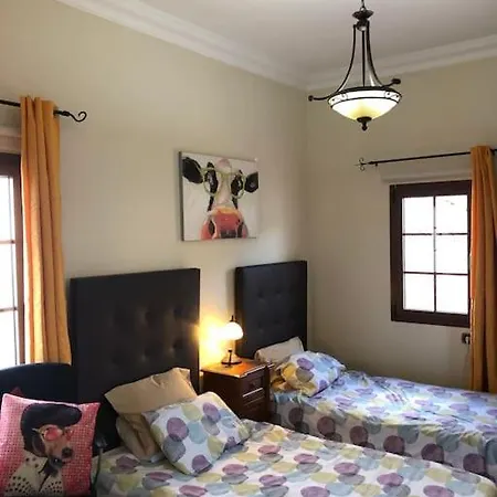 Stunning 5 Star Villa- 5 Mins Village Marina וילה